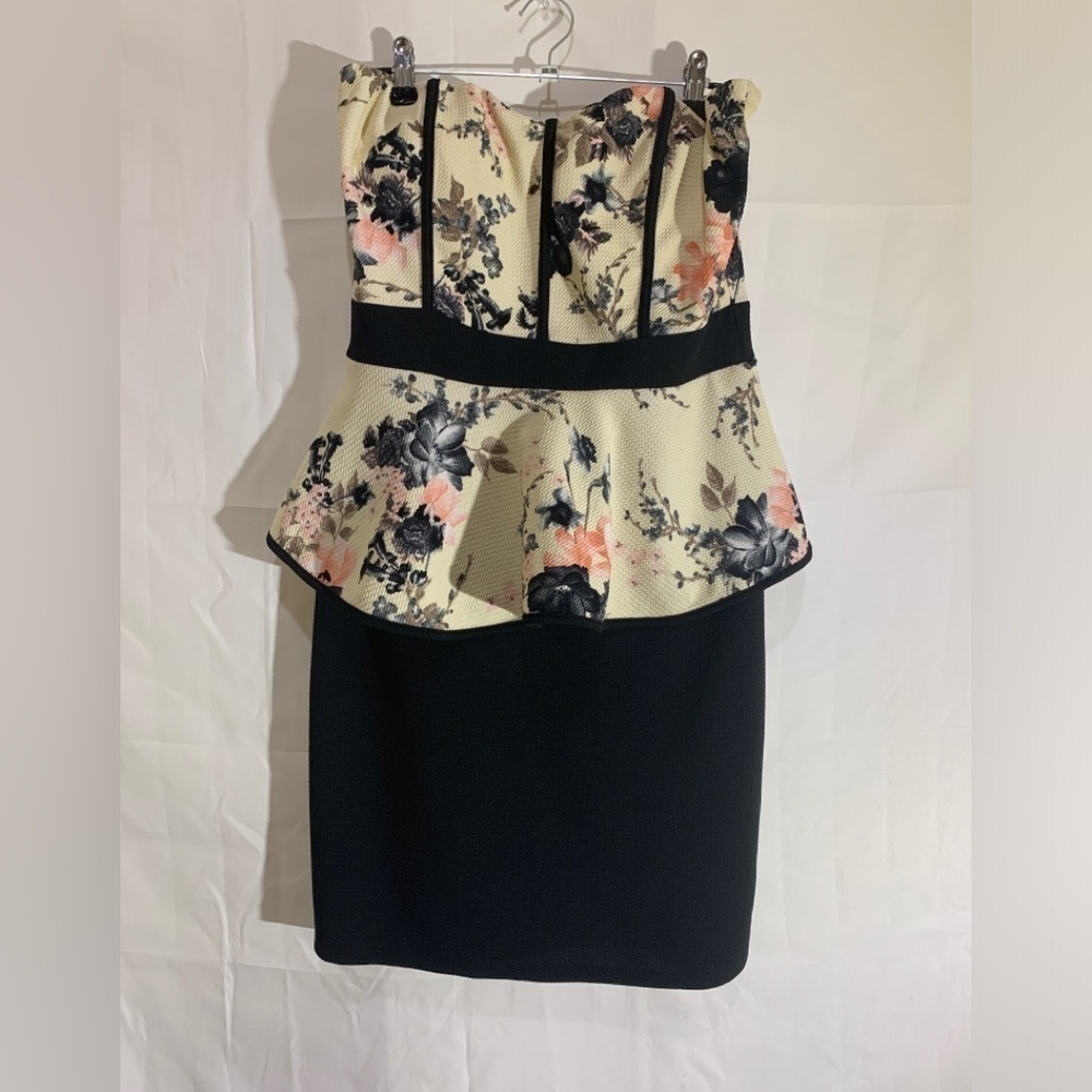 3/$28❤️Mini strapless black with multicolor top size 2 XL